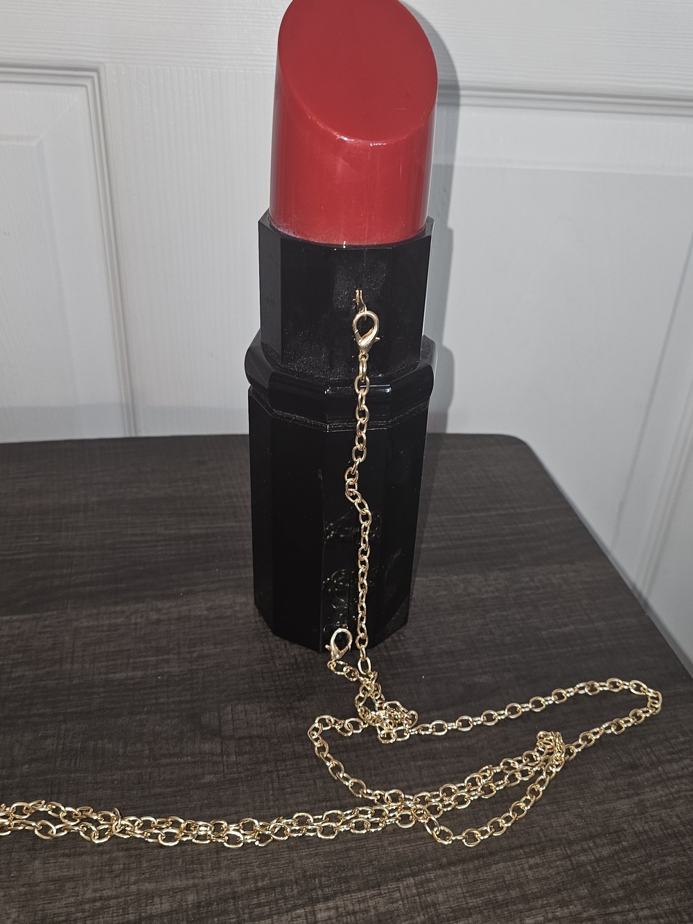 Lipstick Crossbody W/ Magnetic Closure. Detachable Gold Chain